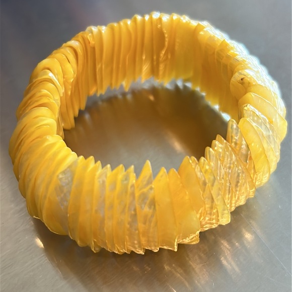 Yellow Shell Bracelet - Picture 3 of 3